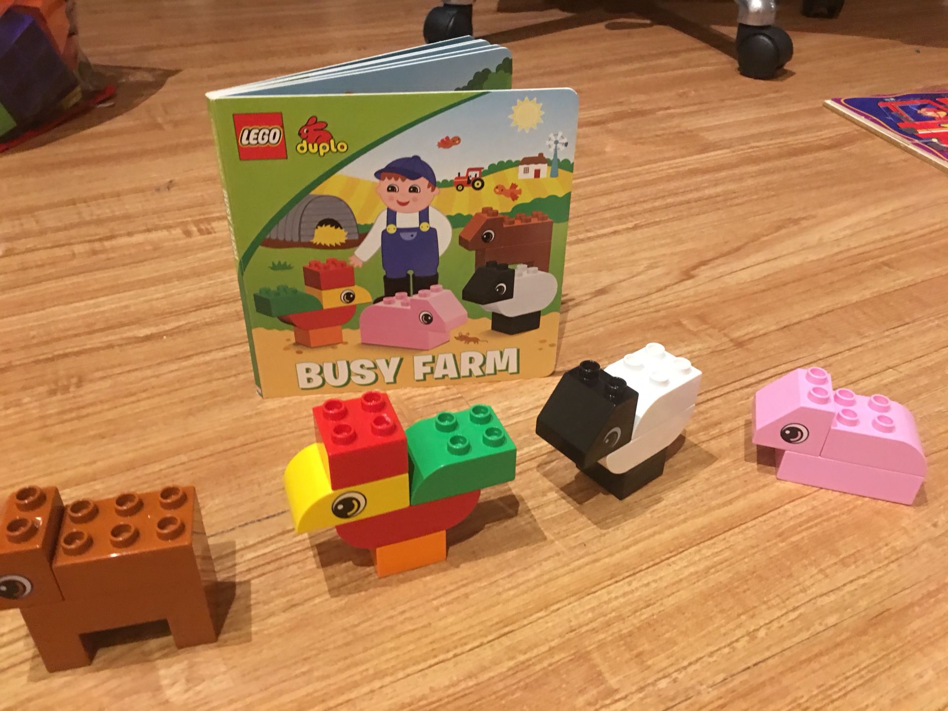 LEGO duplo Book + LEGO Set - busy farm animals