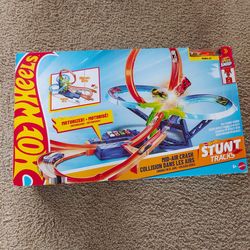 Hot Wheels Stunt Tracks Mid-Air Crash Playset New open box