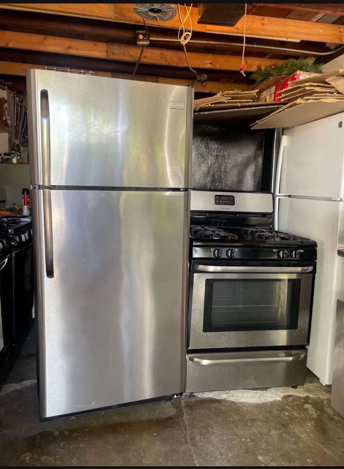 Set Used Gas Stove & Refrigerator Frigidaire