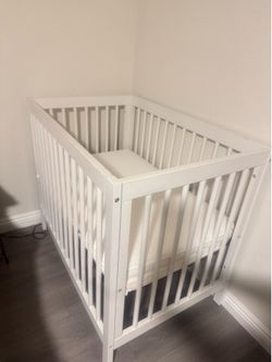 Mini crib with newton mattress