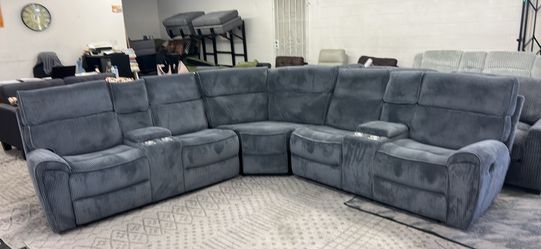 New Recliner Sectional Couch with 2 Consoles! Free Delivery 🚚!