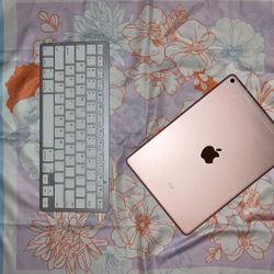iPad Pro 9.7 Inch w/ Bluetooth Keyboard Included