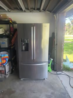 Refrigerator Whirlpool. For parts or repairs ( not operating properly)