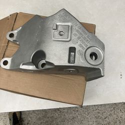 RWD Right DRIVER ENGINE BRACKET MOUNT