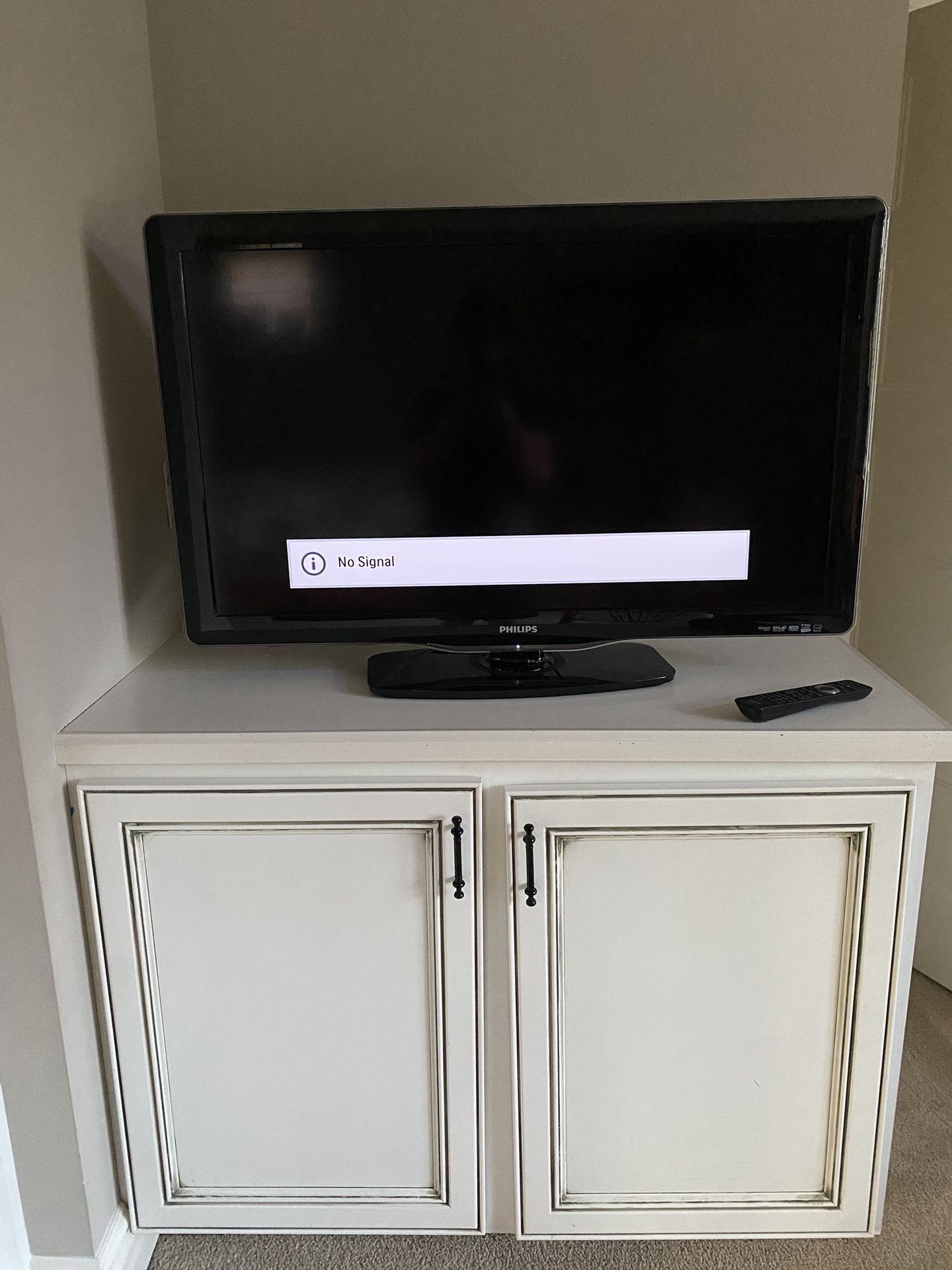 Phillips TV In Great Condition - 39” Flat Screen Remote