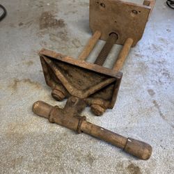 Vintage/Antique Cast Iron Woodworking Vise with Wooden Handle