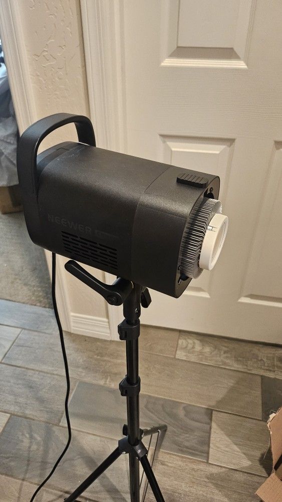 Neewer CB120 Studio Light w/ diffuser