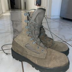 Military Boots 7M 8.5W OFFERS ACCEPTED 