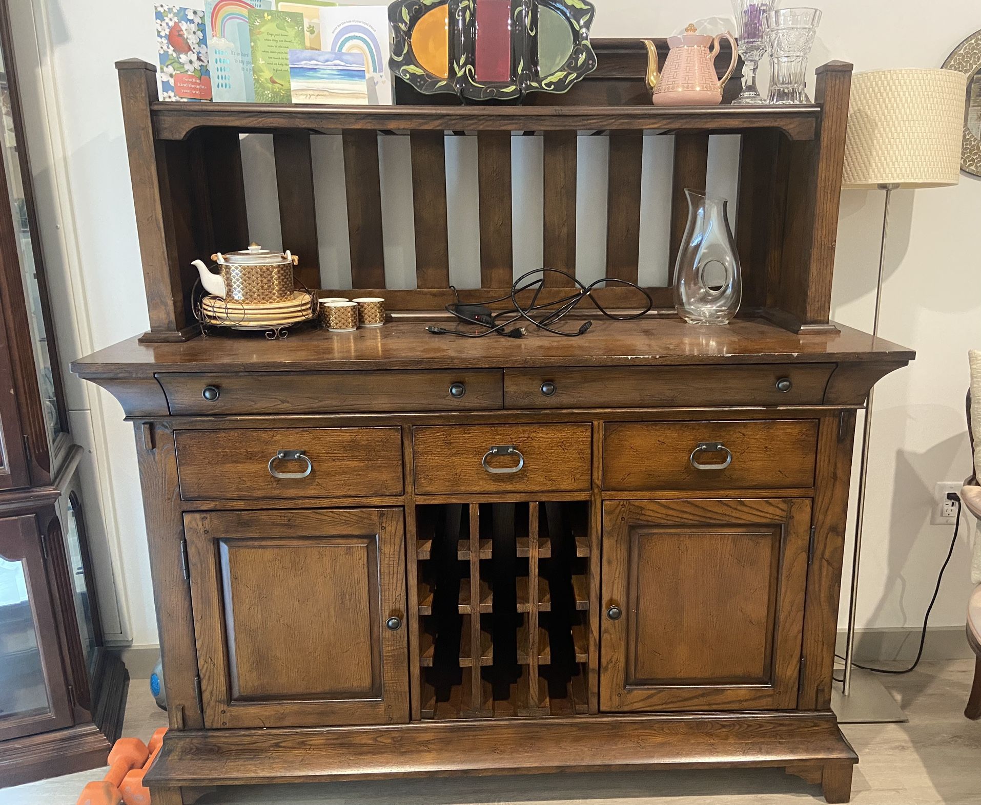 Dining Room Table & Matching Hutch/buffet