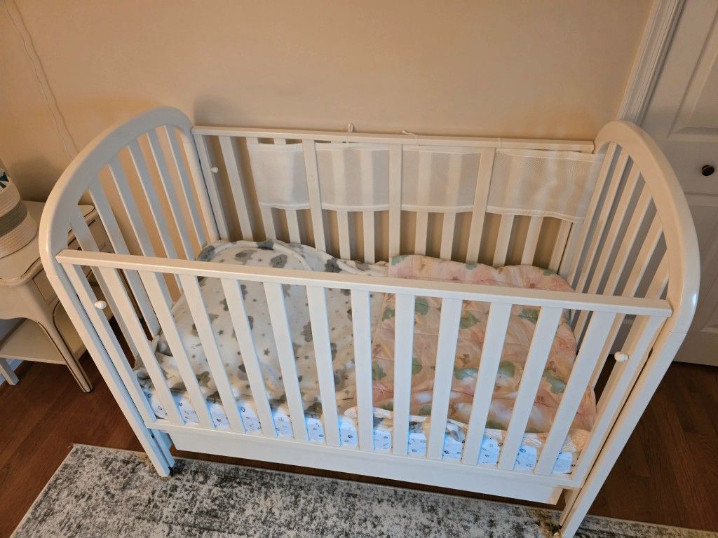 BEAUTIFUL WHITE BELLINI CRIB (Delivery Available)