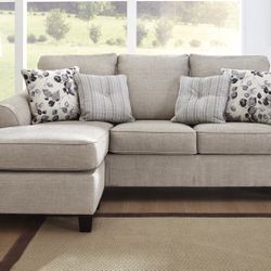 New Sofa Chaise❗️ Includes Accent Pillows  