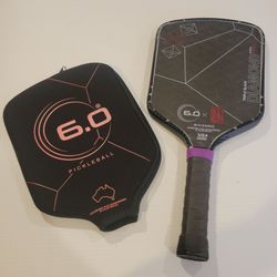 Six Zero Triple Black Diamond Elongated Pickleball Paddle Willinator 15mm Cover.
Good pre-owned condition. The premium 18K carbon fiber face looks gr