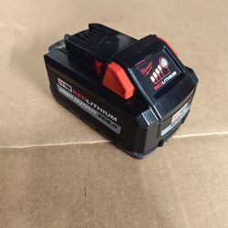 Milwaukee M18 8ah Like New Battery Hioutput