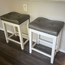 2 KITCHEN COUNTER SADDLE BACK STOOLS IN GREAT CONDITION! 24.5” HIGH 🌸