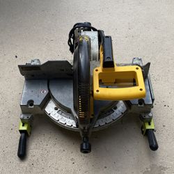 Saw Dewalt 12 in. Single-Bevel Compound Miter Saw 