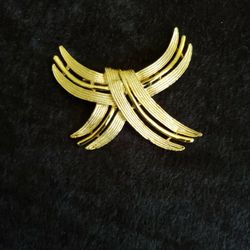 Vintage Golden Brooch/Pin