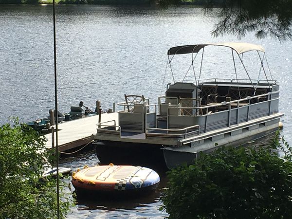 24’pontoon boat