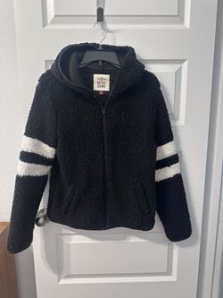 Woman’s hooded zipper fleece