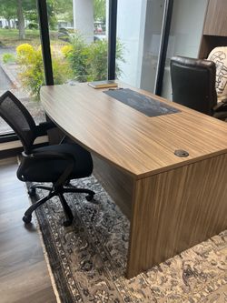 Executive Office Desk + (2) Matching Locking Filing Cabinets – Excellent Condition