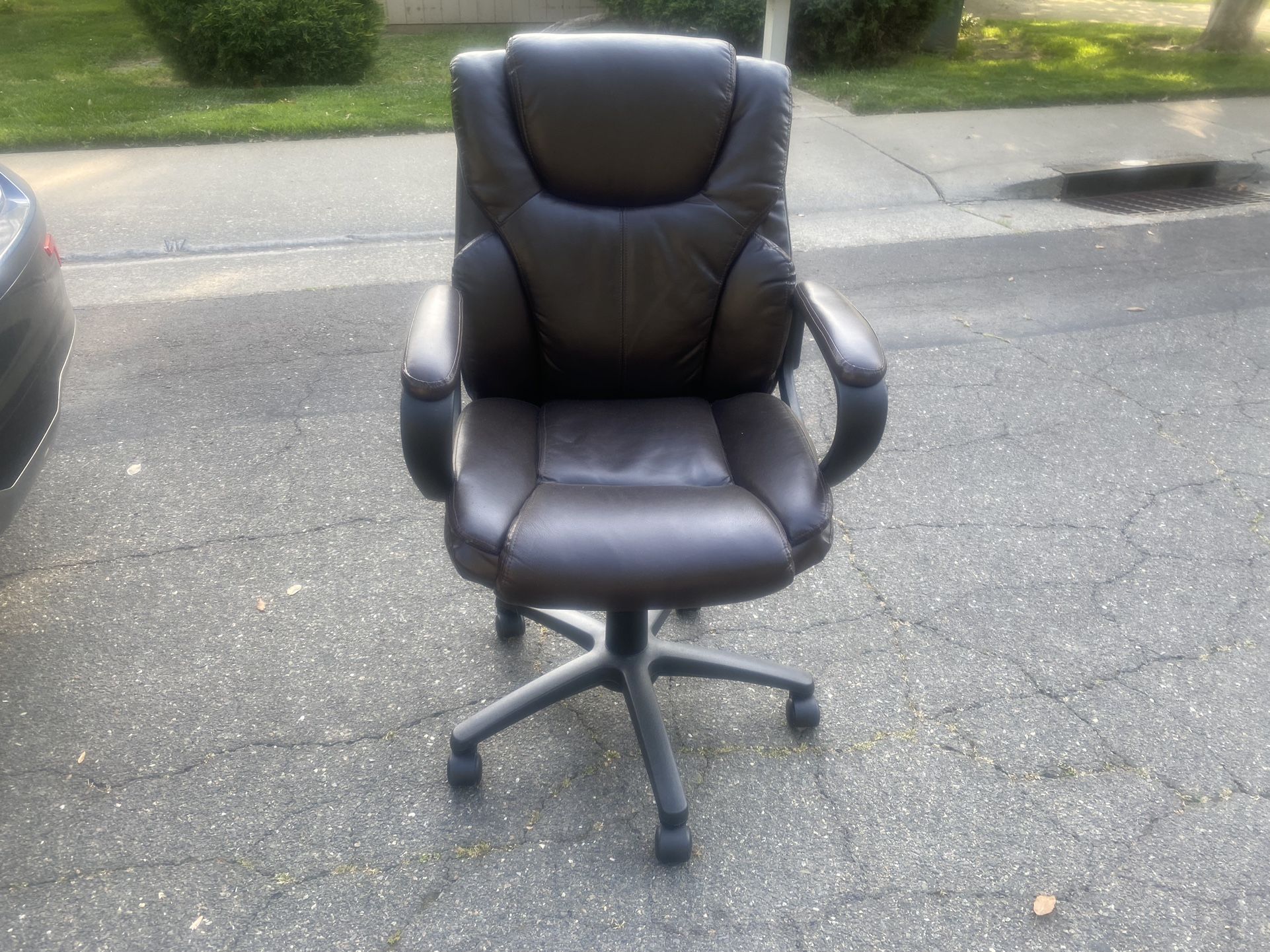 OFFICE  COMPUTER 🖥️ STYLE UPLIFTING LEATHER COMPUTER 🖥️ CHAIR, BUSINESS, HOUSEHOLD FURNISHINGS FOR COMFORTABLE SEATING!