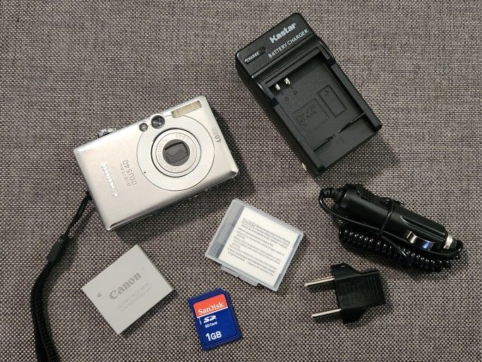 Canon Elph IXUS 40 Digital Camera w/extras