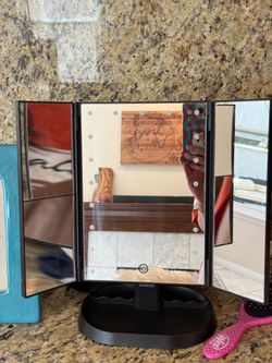 Lighted Makeup Mirror, 1-3X Magnifying Trifold LED Vanity Mirror
