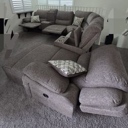 Sectional couch with 2 reclining seats great condition