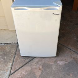 Magic Chef mini refrigerator