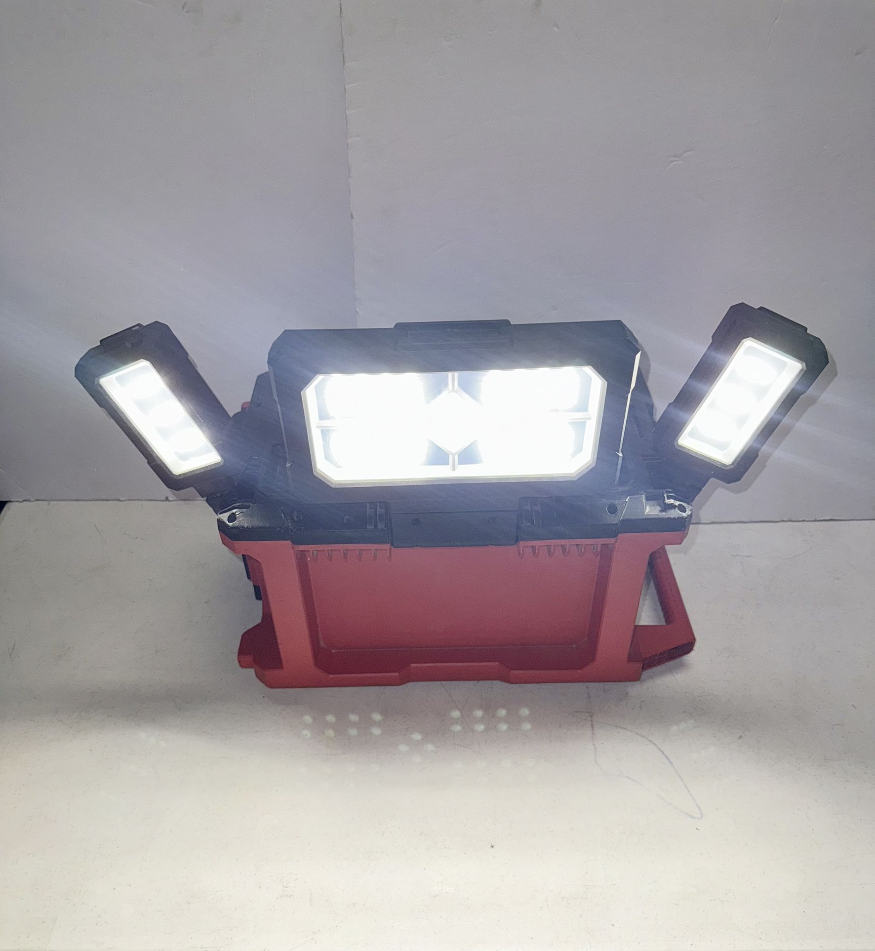 Milwaukee 2357-20 M18 18-Volt Lithium-Ion Cordless PACKOUT 3000 Lumens LED Light with Built-In Charger Tool Only