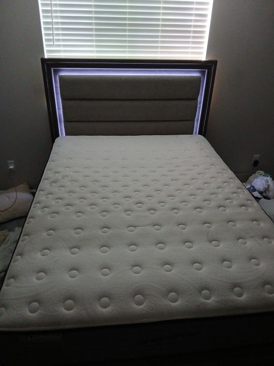 Box spring and mattress , queen size , brand new