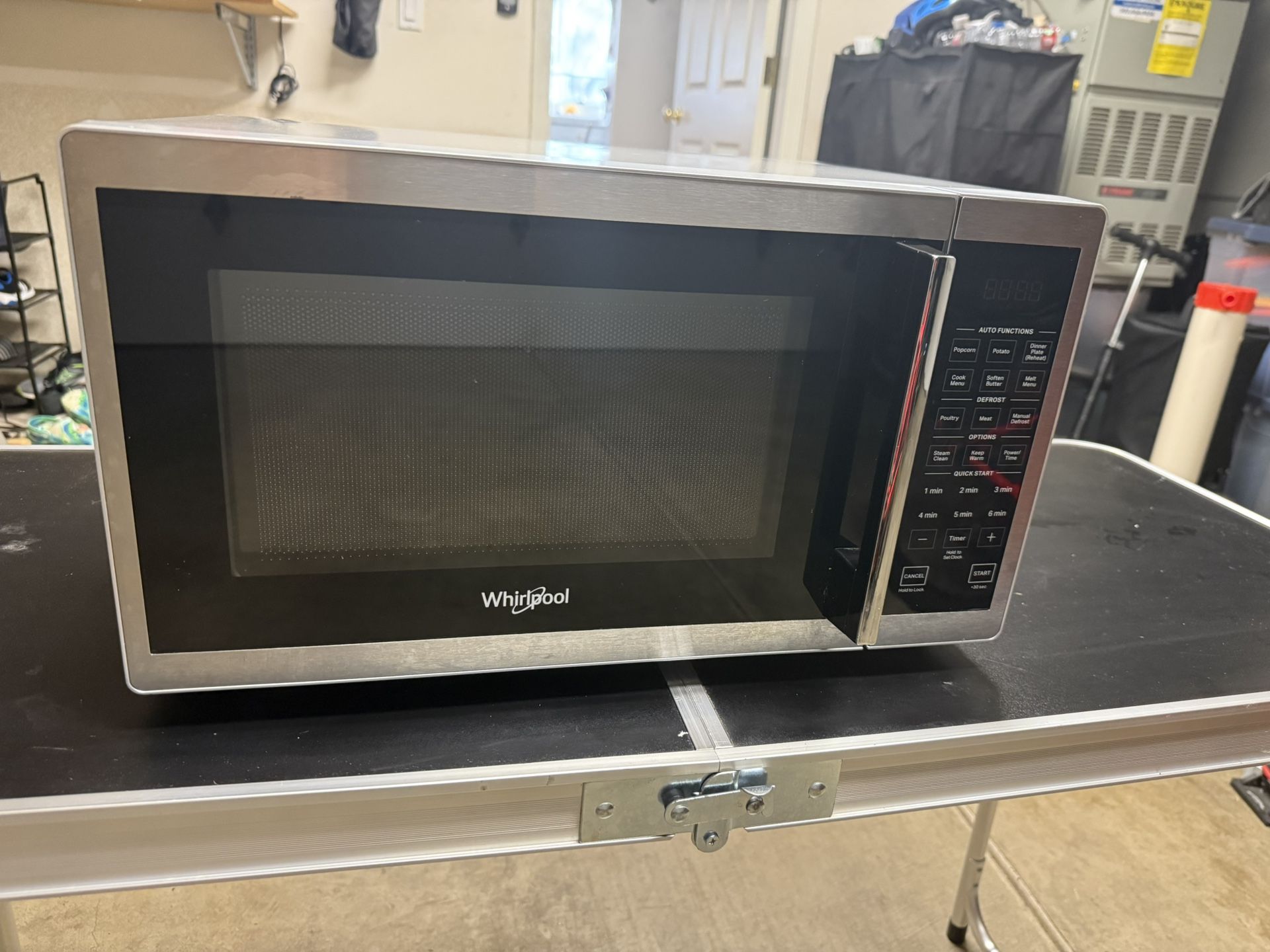 Whirlpool 0.9 cu. ft. Countertop Microwave 900W