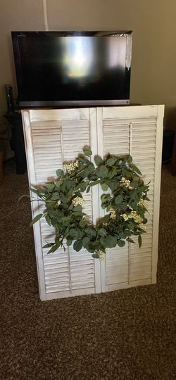 Farmhouse blind + wreath