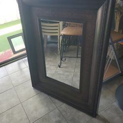 Se Vende Espejo  Con Colgadores Para Pared Medidas  Espesor2 Pulgadas 33× 42 De altura $ 15