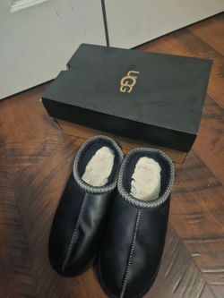 UGG black leather clogs #shearling #clogs
Barely Worn
