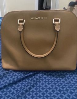 Micheal Kors used purse color acorn