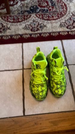 Neon green shoes 42/us men’s 9/ women’s 11
