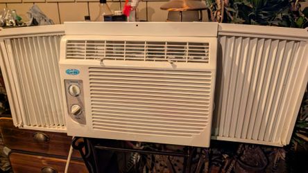 Cool AC unit works well cold air conditioning window mount 5000 BTU