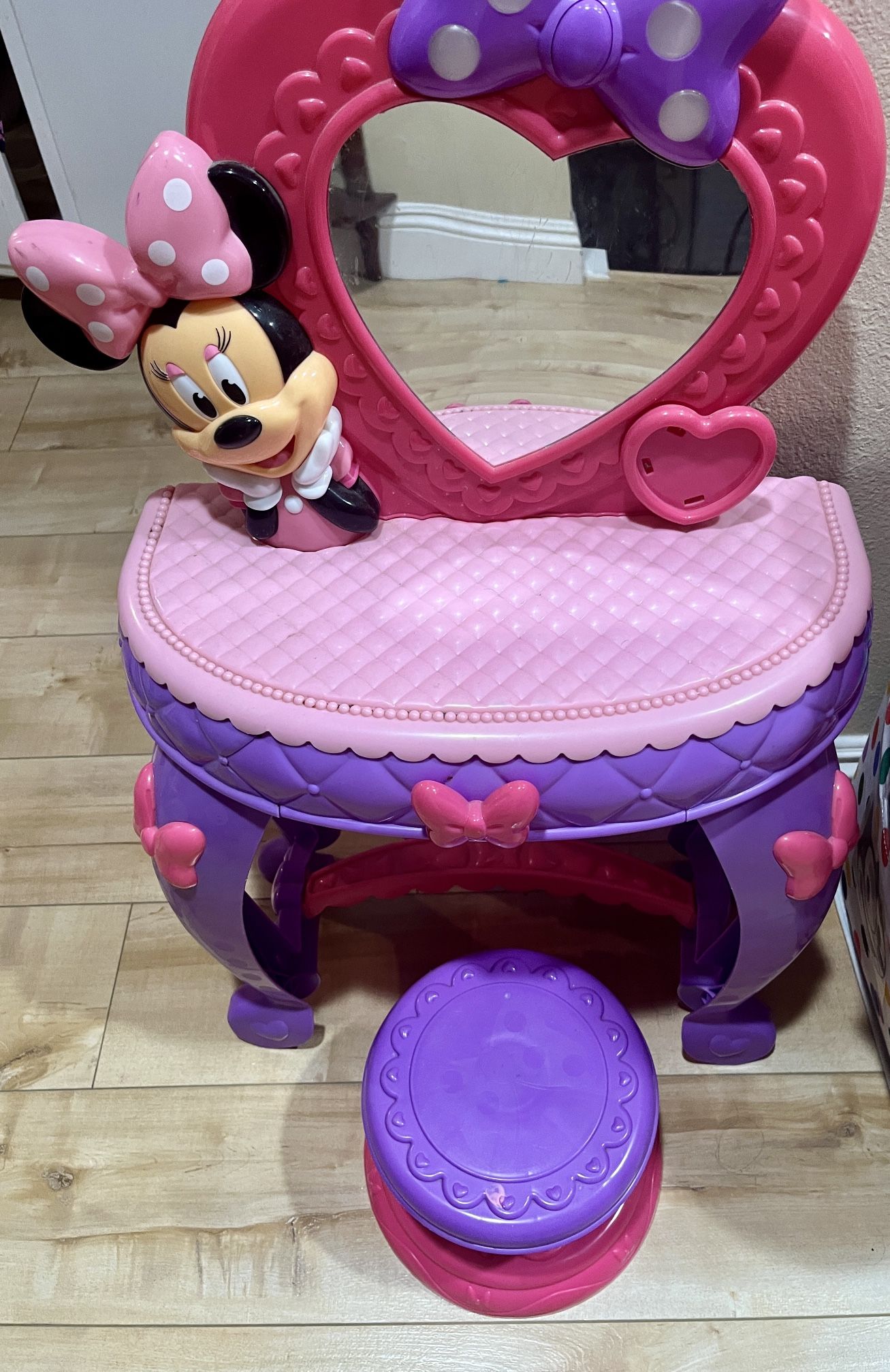 Minnie Mouse Vanity Set