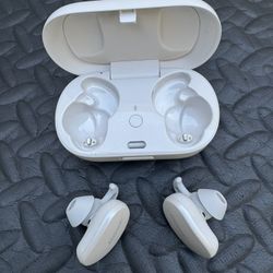 Bose Wireless Earbuds In Nice Condition 
