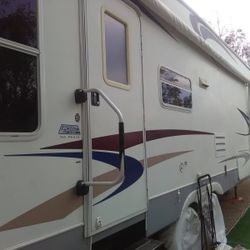 Keystone 31'sprinter   $5,000.        White