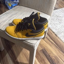 Jordan 1 Low University Gold Black - 553558-700