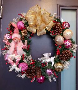 Lighted Professional luxurious christmas holiday wreath. 24 inches with lights and resin elf. Coronas de navidad duendes