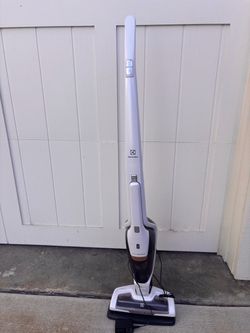 Combo vacuum with dock