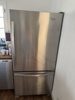 Whirlpool Stainless Bottom Freezer Refrigerator 33 in, 22 cu ft, Works Great