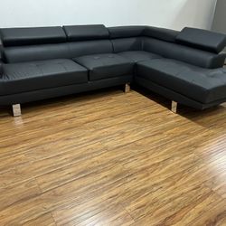 New Sectional W Adjustable Headrests .  Black Leather .  106”x 77”.  Free Delivery !