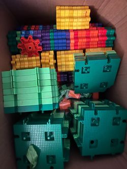 Large Lot of Plastic Interlocking Building gears toy