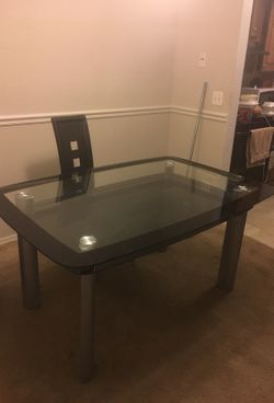 Dining table perfect condition from z gallery