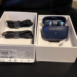 High End Studio Earphones. Bowers & Wilkins Pi8