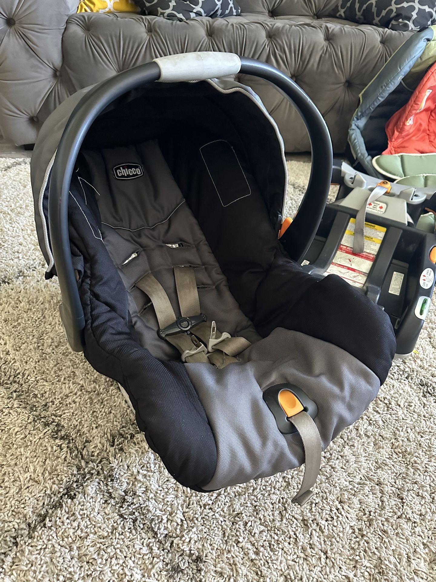 Chicco KeyFit 30 Infant Car Seat and Base With Extra Inserts