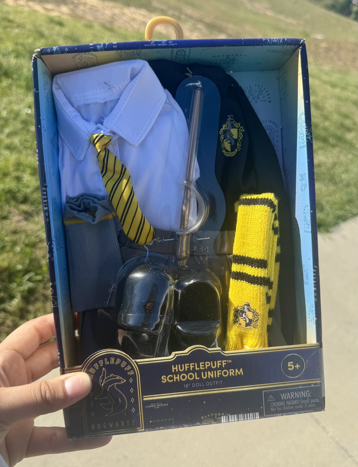 Harry Potter ™ Hufflepuff ™ School Uniform with Wand for 18-inch Dolls